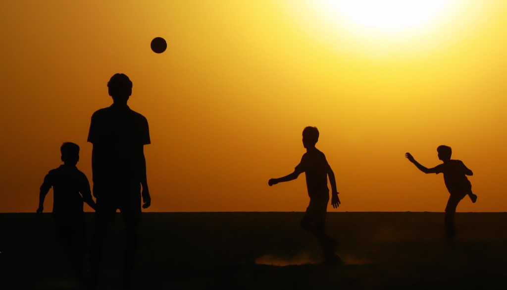 Children play with in the rising sun. Photo: R.M. Nunes 