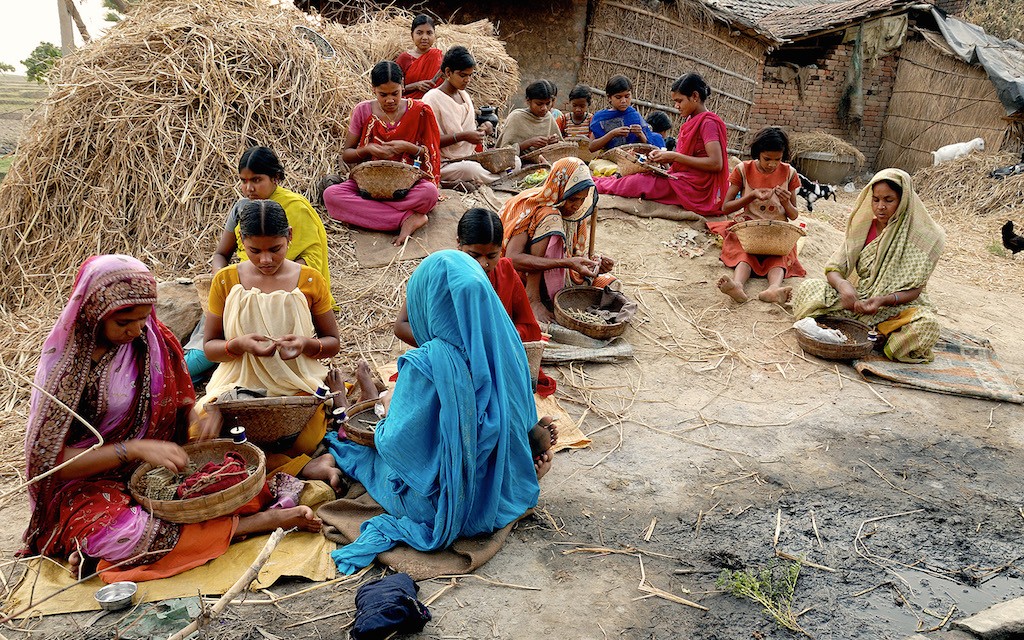 Several women and children engaged in making bidis. Photo: © Samrat35 | Dreamstime.com