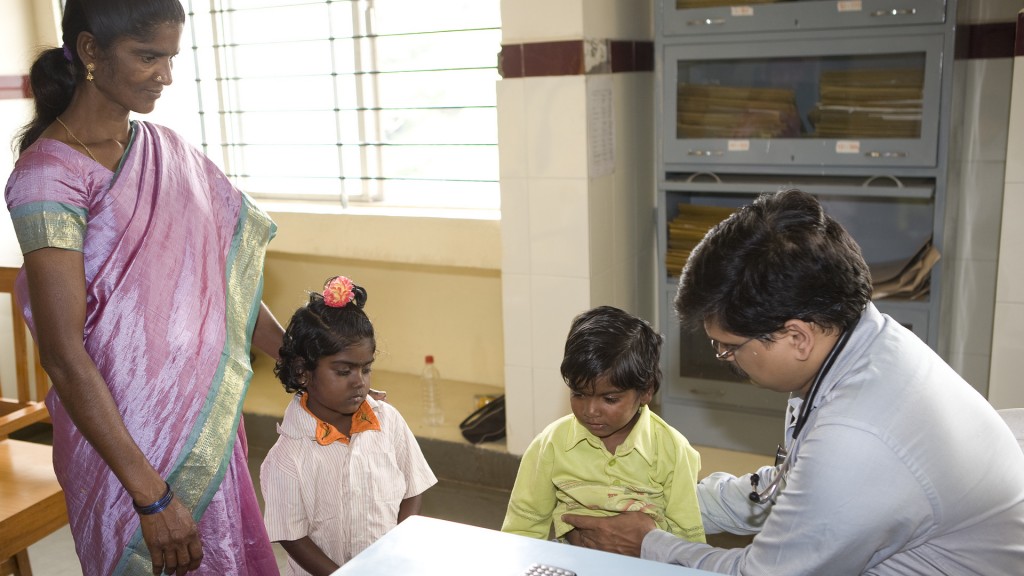 भारत में बच्चे की जांच डॉक्टर करता है. FLICKR/Clinton Foundation